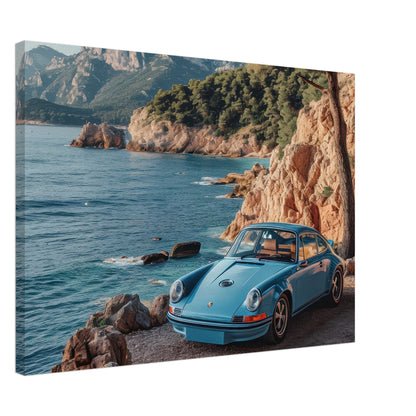 Vintage canvastavla med en klassisk Porsche vid Medelhavets klippor, 50x70 cm | Arthena