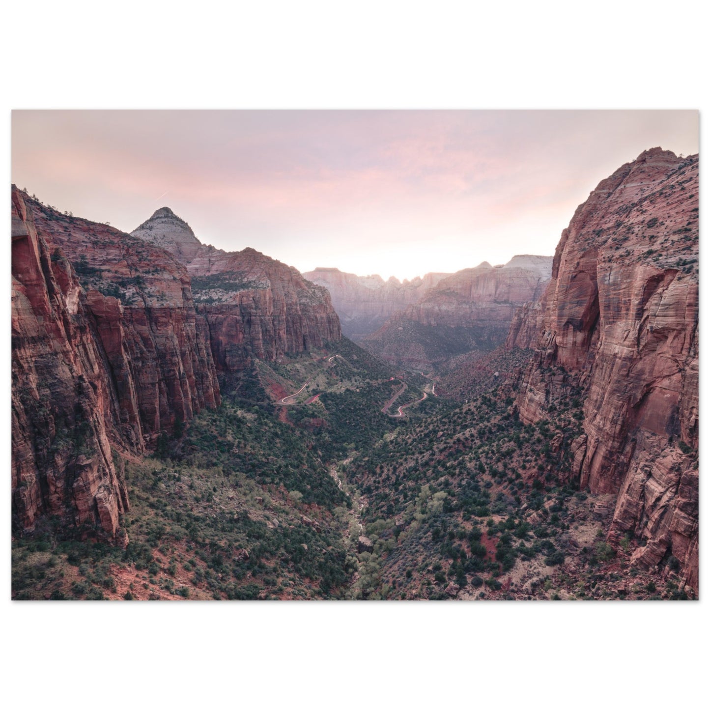 Poster – Fotokonst med naturmotiv av en dal och höga klippor 50x70 cm